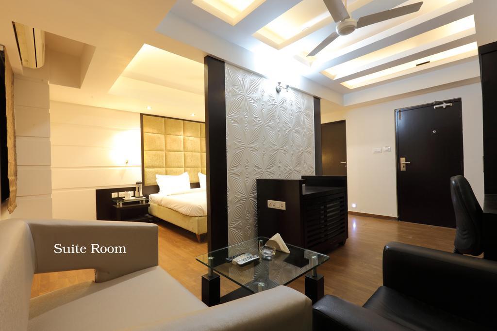Celestia The Hotel Ahmedabad Rom bilde